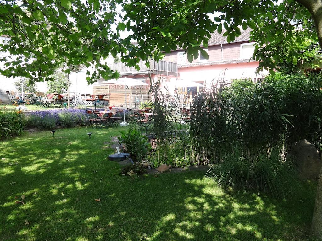 Landgasthof Jaegerstuebchen Neustadt an der Weinstraße Esterno foto