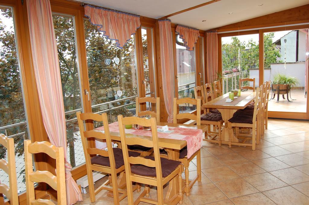 Landgasthof Jaegerstuebchen Neustadt an der Weinstraße Esterno foto